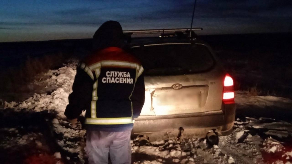 Спасатели эвакуировали женщину из застрявшей в снегу иномарки