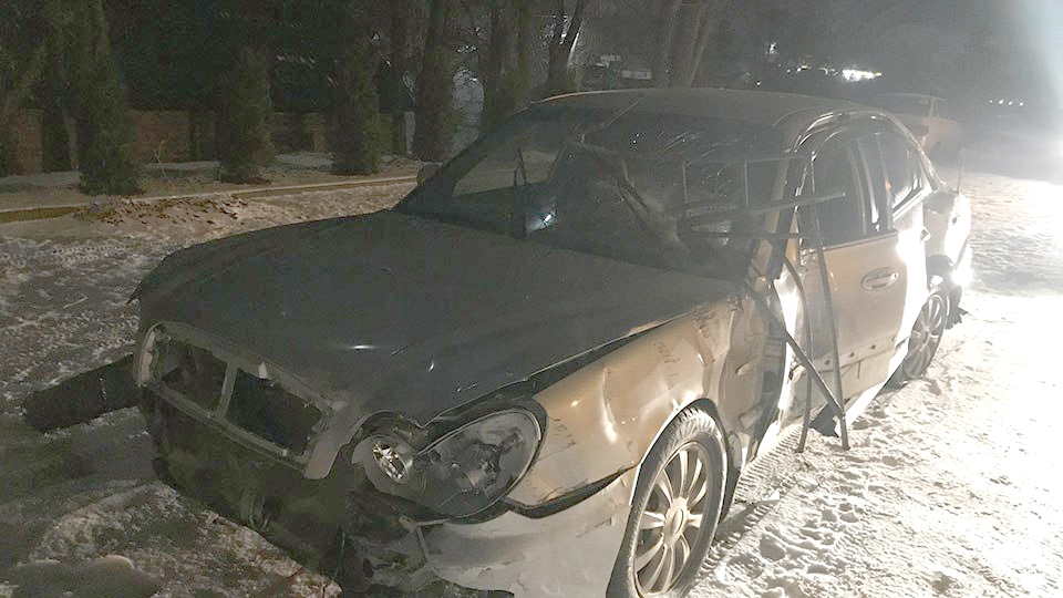 В Энгельсе водитель "Сонаты" обзавелась новым обвесом, но попала в больницу