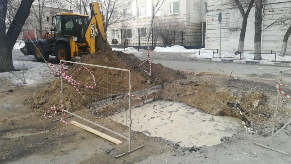 "Рабочих нет". Саратовцы третий день проводят без холодной воды