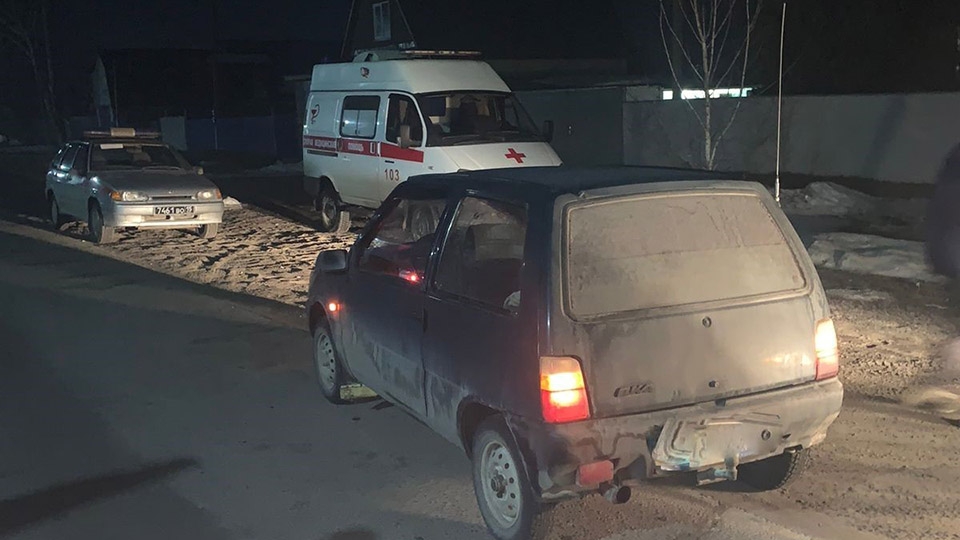 "Ока" сбила пожилую женщину на краю проезжей части