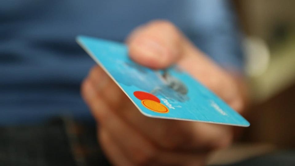Сожитель снял деньги с карты умершей женщины. Возбуждено дело