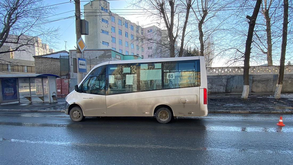 Неосторожный водитель маршрутки уронил пассажирку. Женщина в больнице