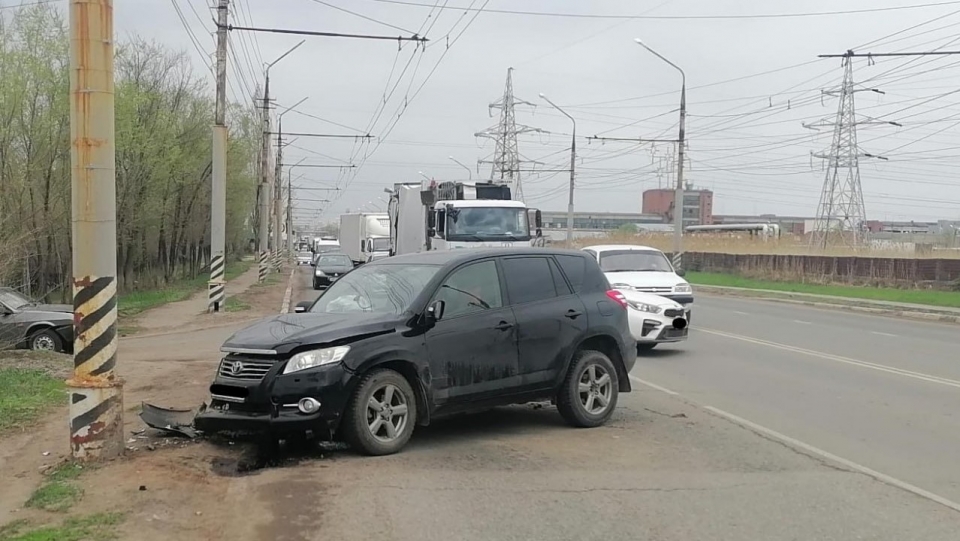 В Энгельсе за одно утро въехали в столбы две женщины на кроссоверах