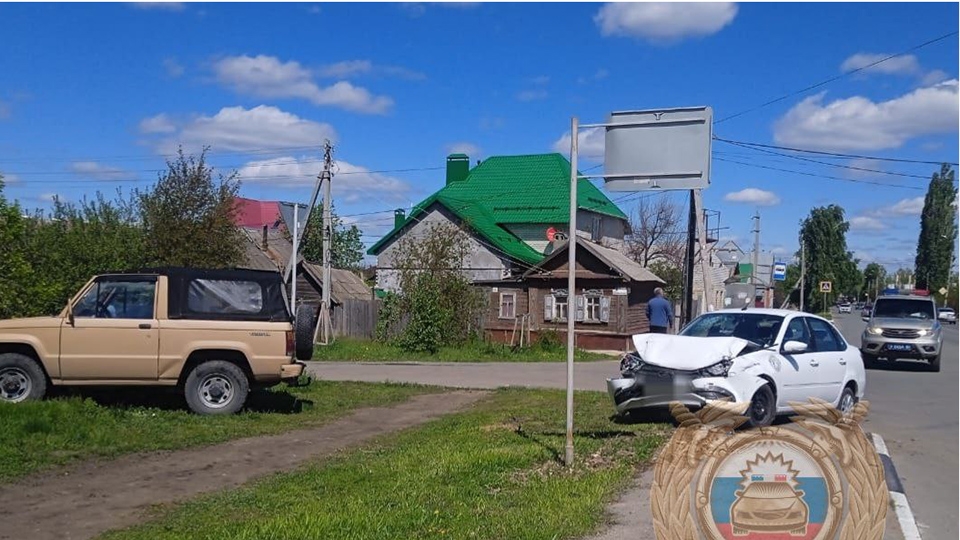 В столкновении "Гранты" с внедорожником пострадали трое детей