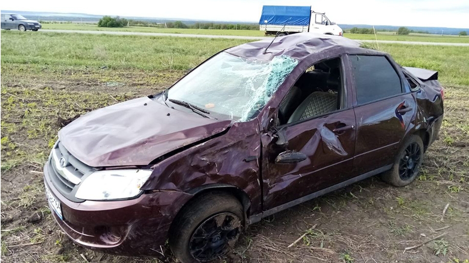 Женщина опрокинула "Гранту" в кювет и попала в больницу