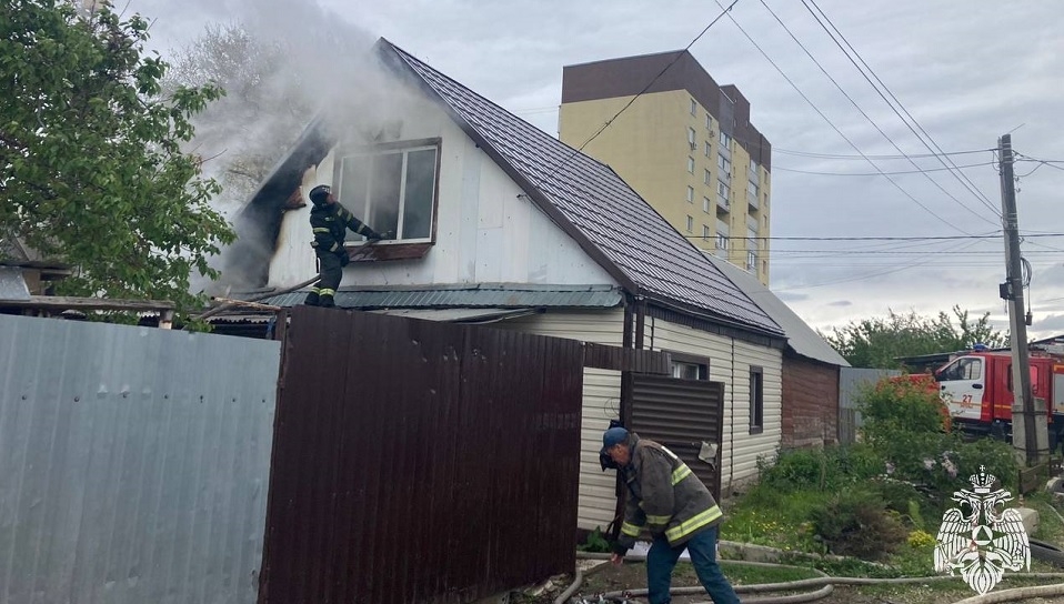 В Энгельсе горел дом с мансардой. Его хозяин успел спастись
