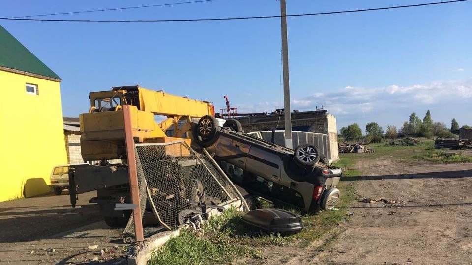 "Ларгус" совершил сальто и упал на автокран. Водитель госпитализирован