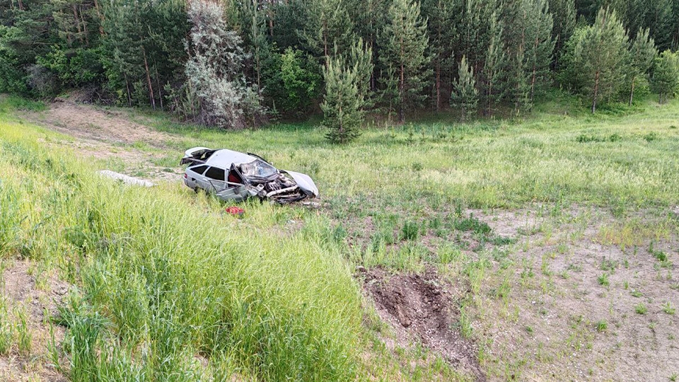 Водитель опрокинул "12-ю" в кювет и оказался в больнице