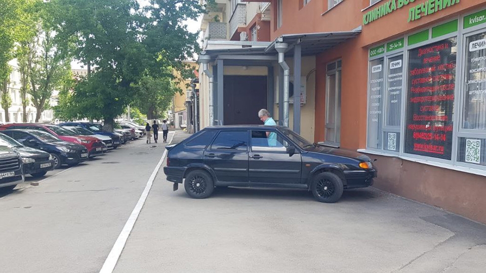 В центре Саратова 20-летняя девушка на "14-й" сбила своего ровесника