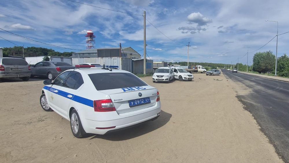 В Гагаринском районе пенсионер на "Гранте" протаранил пять машин. Есть пострадавшие