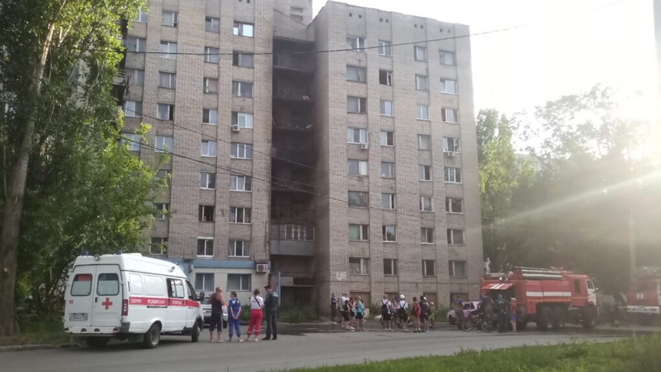 К девятиэтажному общежитию приехали три пожарных расчета