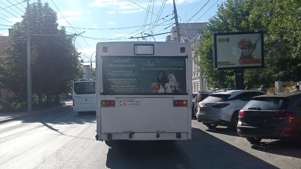 В центре Саратова молодой велосипедист въехал в "Лексус" и автобус