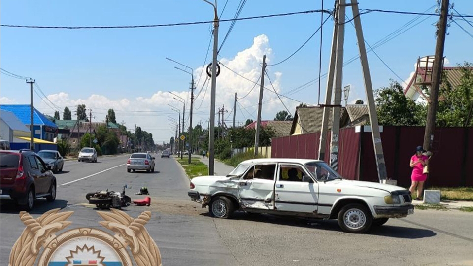На перекрестке не разъехались "Волга" и мотоцикл
