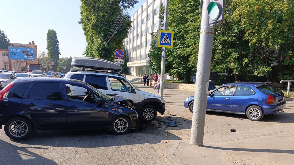 В тройном ДТП на Соколовой пострадала пассажирка внедорожника