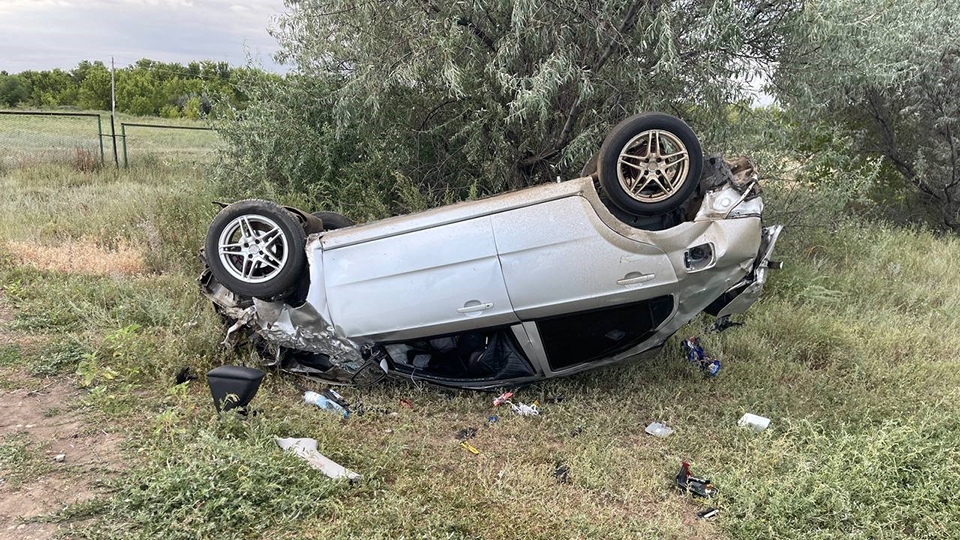В перевернувшейся иномарке пострадали два человека