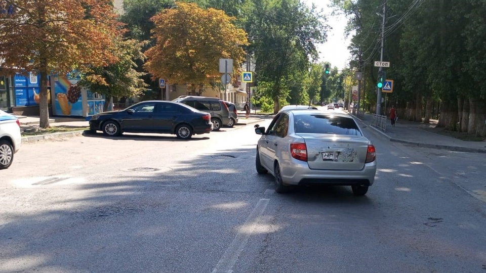 В Саратове пенсионерка проигнорировала переход и попала под колеса "Гранты"