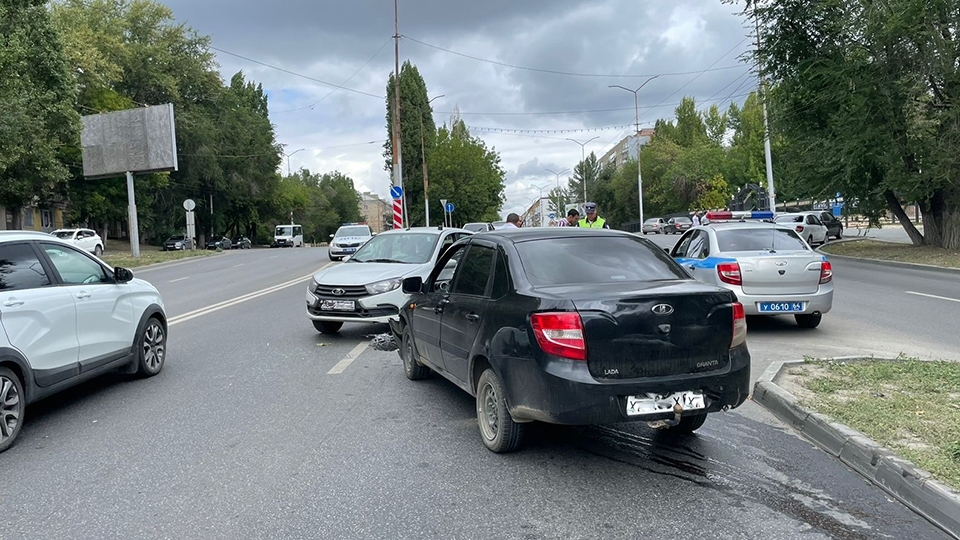 В Саратове 86-летняя пассажирка пострадала в столкновении двух "Грант"