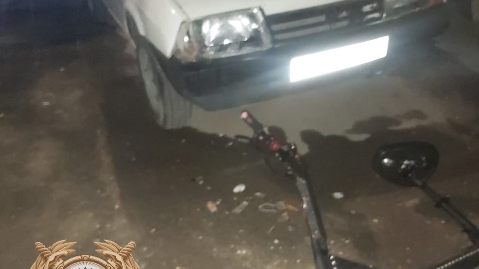 В Саратове мужчина на электросамокате протаранил стоящую "девятку"