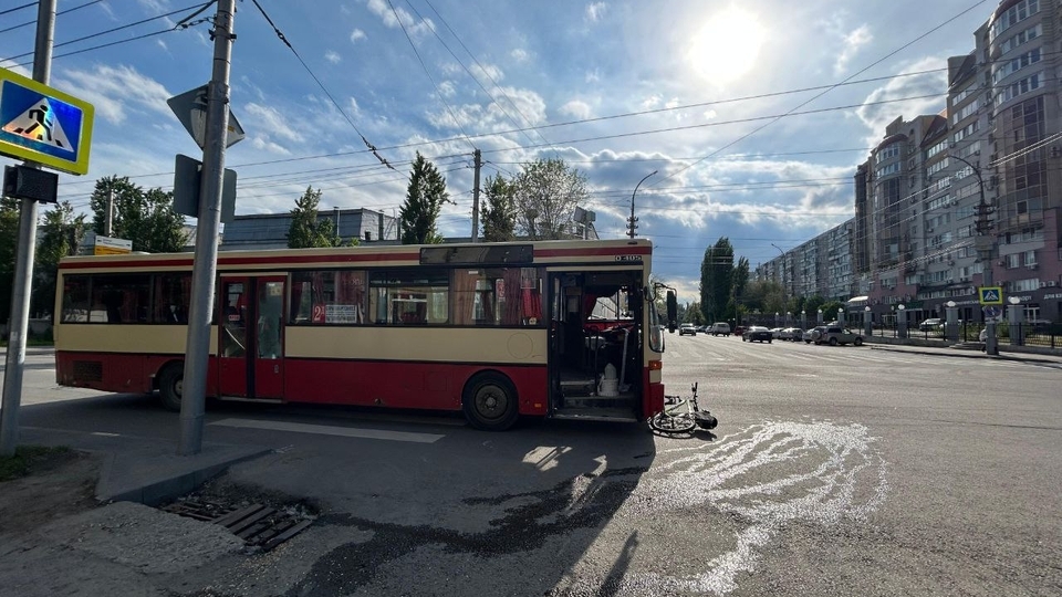 На Шелковичной автобус сбил пожилого велосипедиста