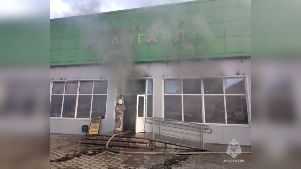 В Пугачеве пожарные тушили торговый центр