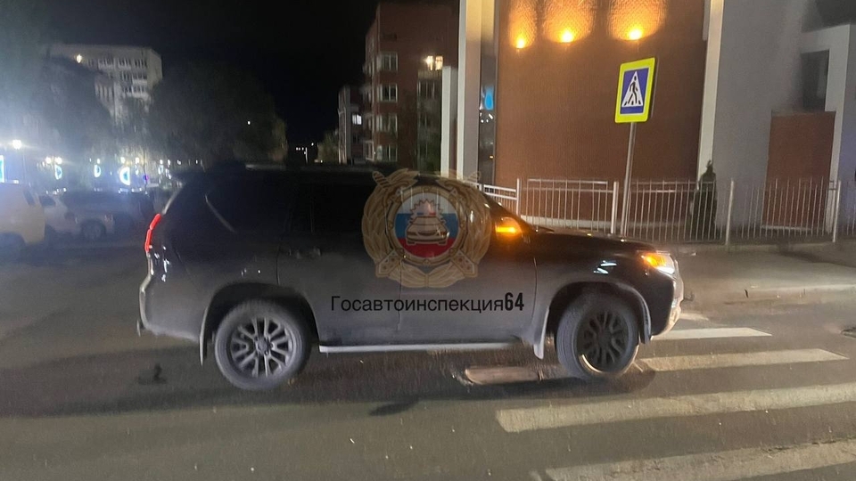 В центре Саратова внедорожник сбил на "зебре" девушку