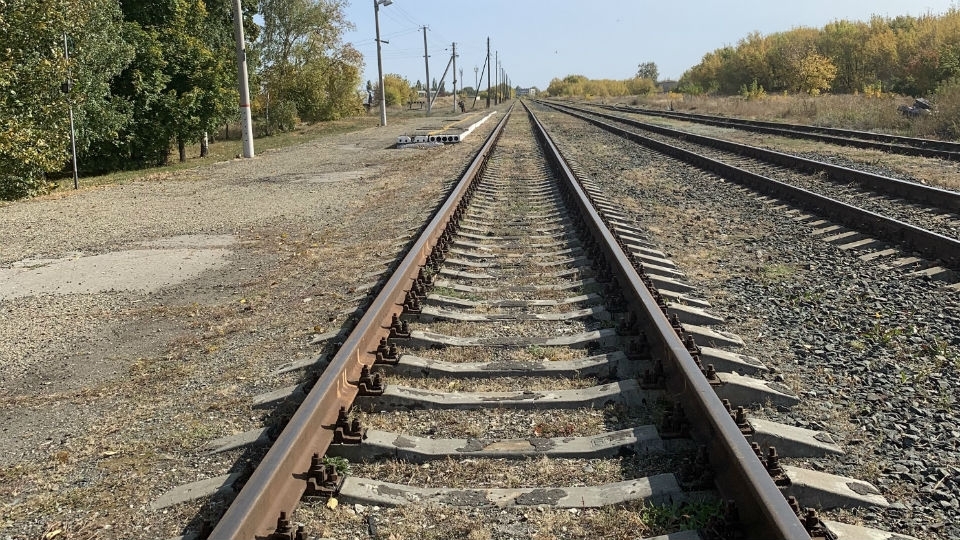 На окраине Саратова мужчина попал под пассажирский поезд