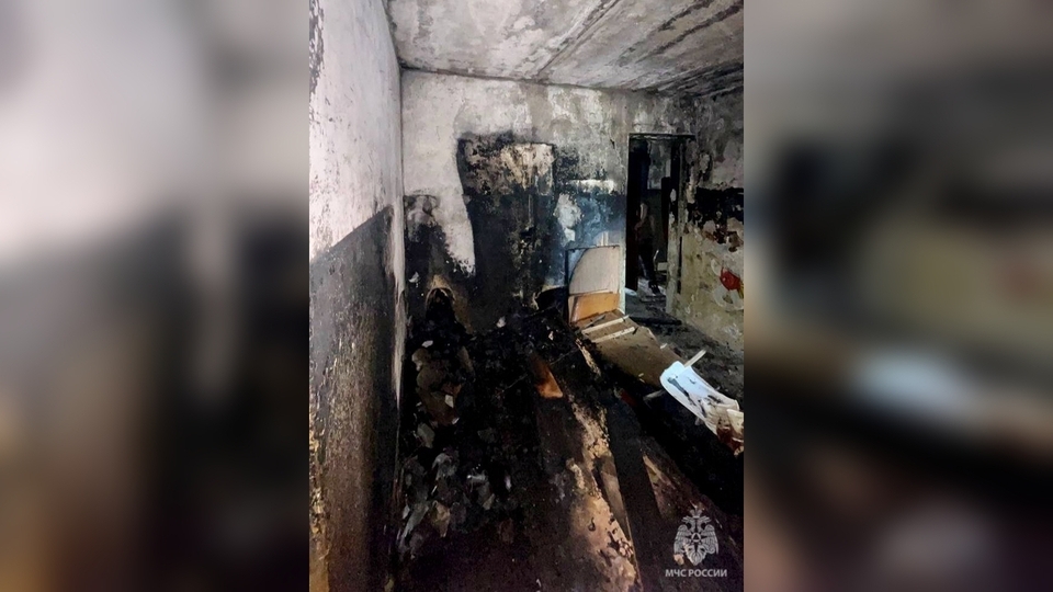 На пожаре в Балакове два человека сильно надышались дымом