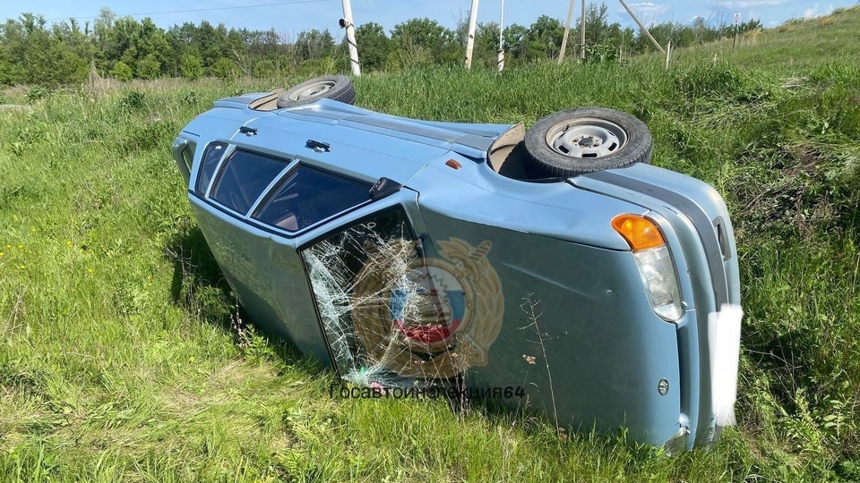 На окраине Саратова опрокинулась "Лада". Пострадала женщина