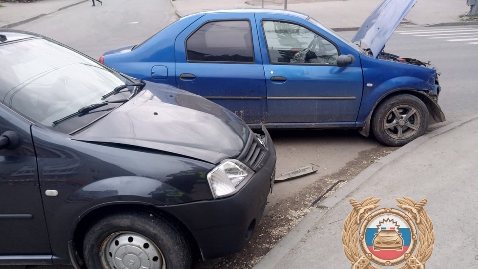 В Саратове не разъехались два "Логана". Пассажирка в больнице