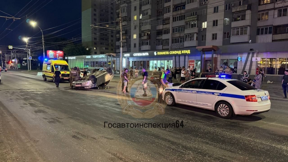 На проспекте Энтузиастов перевернулась иномарка. Пострадал подросток