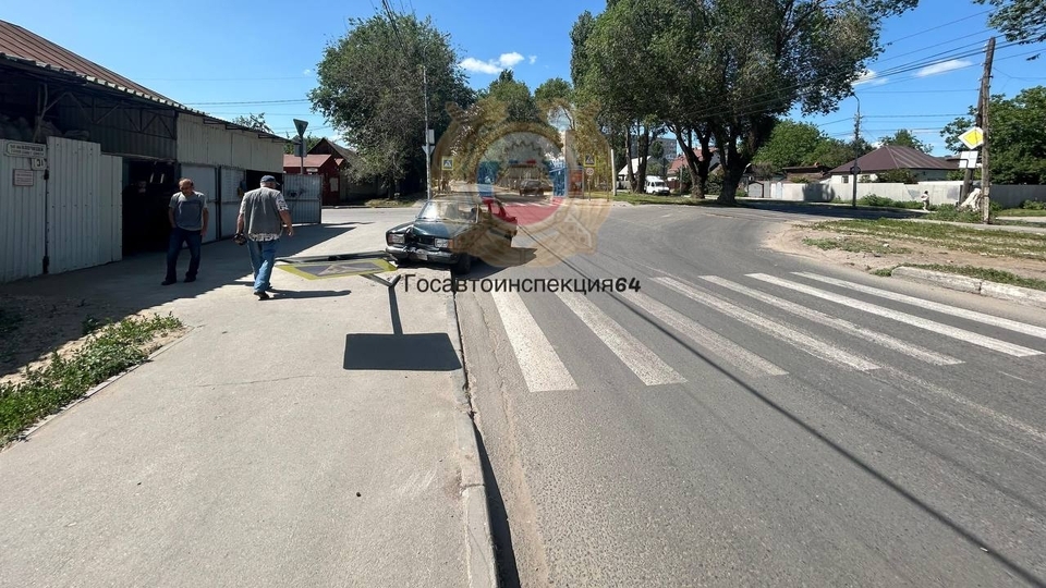 На Клочкова "пятерка" снесла дорожный знак. Есть пострадавшие
