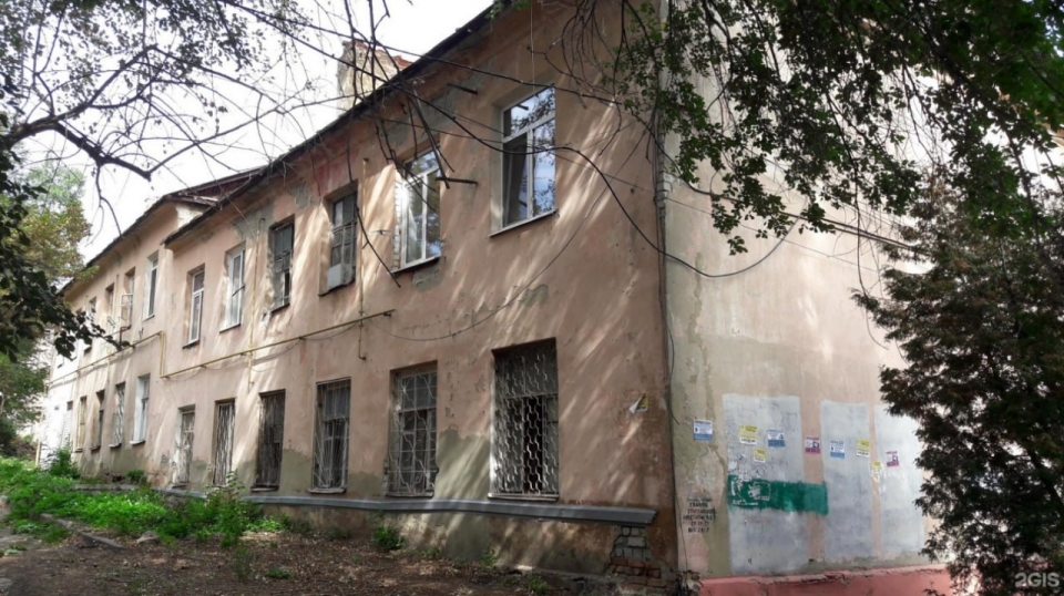 Возле Ленинской администрации горели сразу два расселенных дома