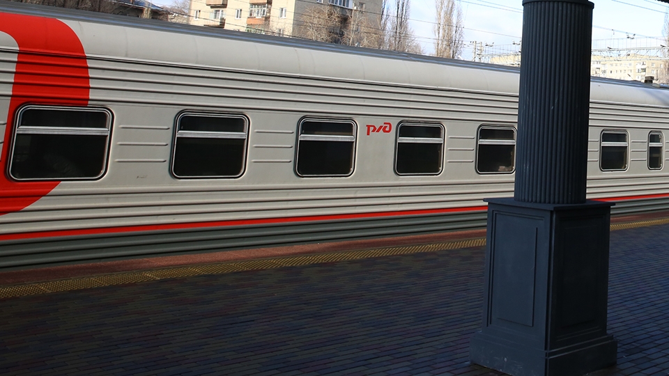 Пьяный инвалид устроил дебош в поезде. Его высадили в Саратове и предали суду
