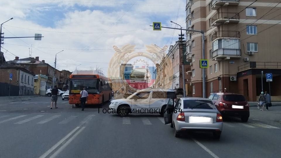 На Радищева столкнулись автобус и две легковушки. Есть пострадавшие