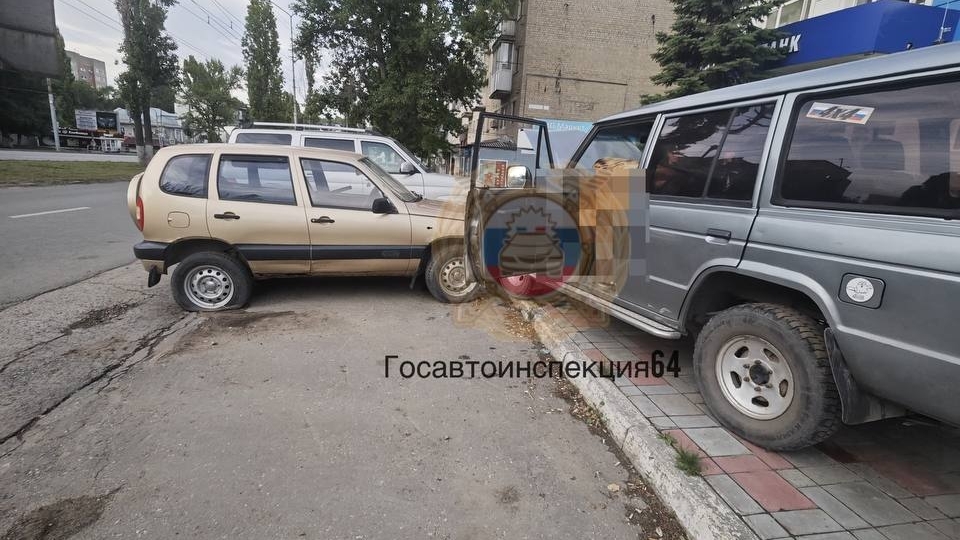 В Саратове водитель протаранил припаркованные авто. Ему стало плохо, и он умер