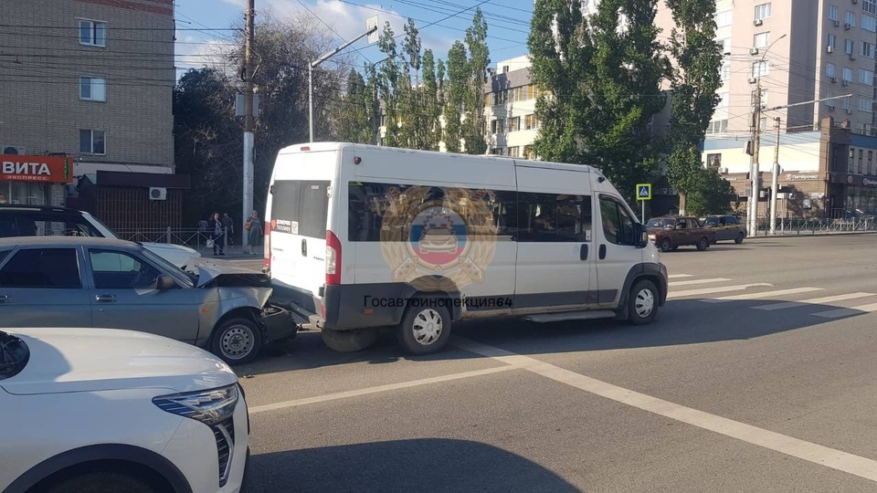 Рано утром саратовский водитель догнал микроавтобус и оказался в больнице