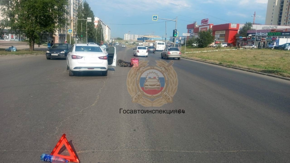 В Солнечном легковушка сбила 30-летнего мужчину на самокате