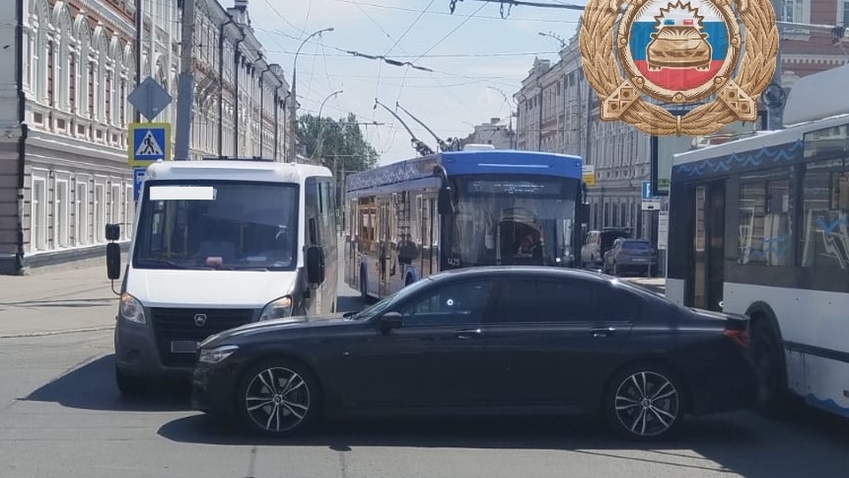 В аварии возле вокзала пострадала пассажирка маршрутки