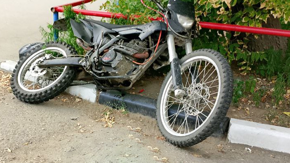 В Пугачеве задержавшаяся в гостях горожанка лишилась питбайка