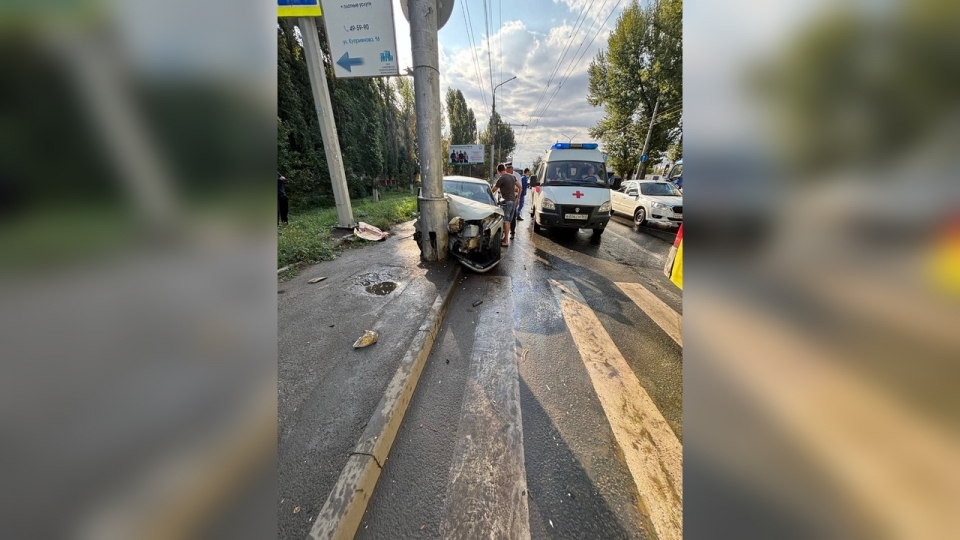 На Шехурдина "десятка" врезалась в столб. Пострадали два человека