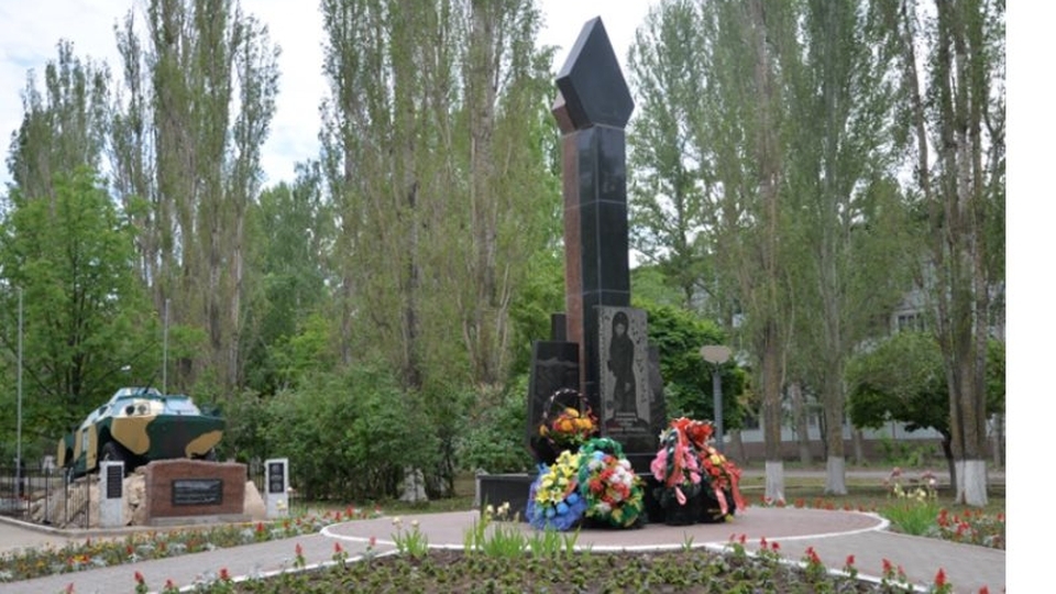 В Балакове воры покусились на высаженные возле мемориала туи